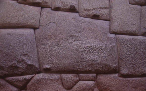 'Piedra a los doce angulos' - Zeugnis der Steinmetzkunst der Incas, der 12-eckige Stein (Höhe ca. 1,5m)