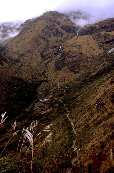Der Pfad der Inkas windet sich durch die Berge von Peru