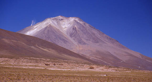 Der Vulkan Ollague, 5500m, auf der Grenze zu Chile