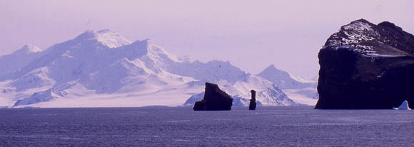 Skurile Felsen an der Einfahrt in die Caldera von Deception Island