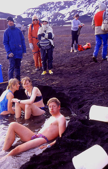 Jens badet in der Antarktis. Ein Loch gegraben und schon erwrmt sich das Wasser zum Baden.