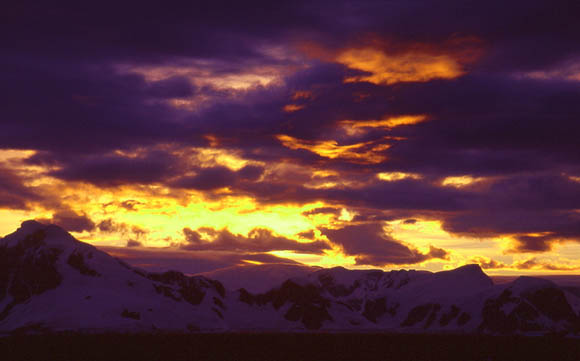 Die ersten Sonnenstrahlen bringen die Wolken zum Glhen