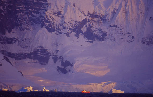 Die extrem klare Luft tuscht das menschliche Auge. Ohne Bezugspunkte verliert man jegliche Einschtzung fr Gren und Entfernungen. Der rote Punkt unten ist ein ca. 200m langes Schiff vor einen ca. 1000m hohen Berg