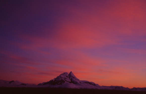 Berge am Lemaire-Channel im Ersten Licht des neuen Tages