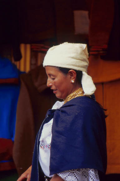 Stoffverkuferin in Tracht