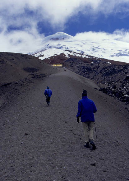 Der Gerllhang vom Parkplatz zur Htte zieht sich ewig - und ist wegen der dnnen Luft auf 4800m sauanstrengend